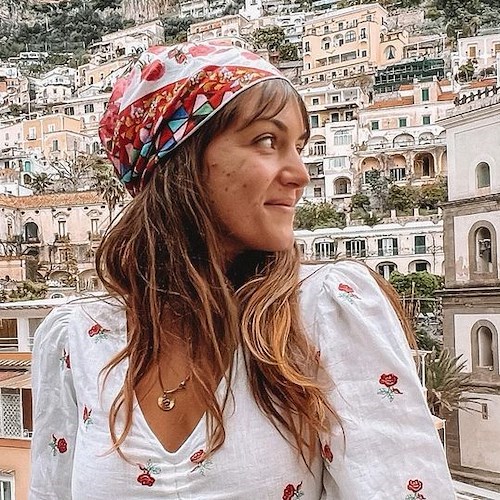 Tornano a viaggiare gli influencer. Francesca Ruvolo si rilassa a Positano 