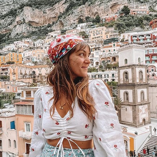 Tornano a viaggiare gli influencer. Francesca Ruvolo si rilassa a Positano 