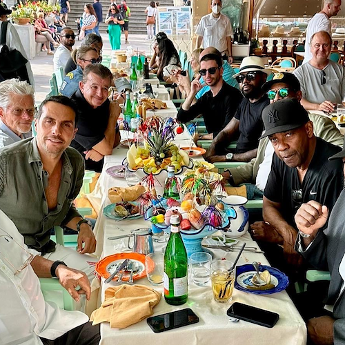 Tra un ciak e l'altro Denzel Washington torna a Positano, nel weekend tappa di gusto dagli amici di "Chez Black"