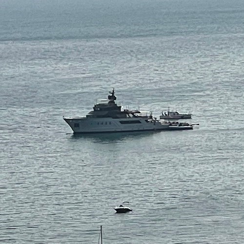 Tra Vietri e Cetara c'è "Masquenada", lo yacht dell'imprenditore Pier Luigi Loro Piana