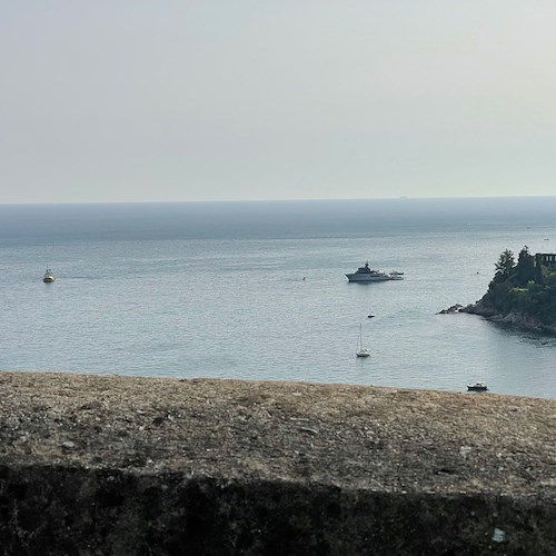 Tra Vietri e Cetara c'è "Masquenada", lo yacht dell'imprenditore Pier Luigi Loro Piana