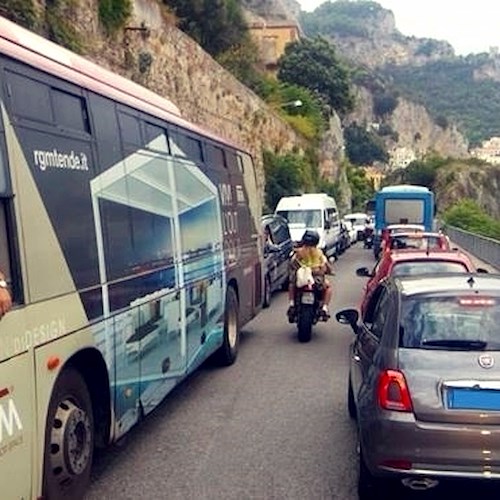 Traffico ingestibile in Costa d’Amalfi: sindaco Milano propone Ztl territoriale