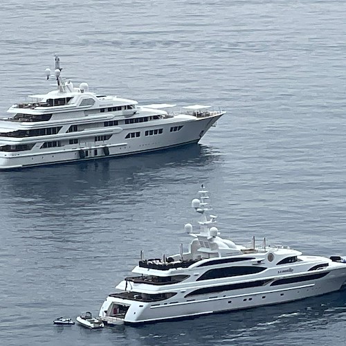 Tre giganti nelle acque di Positano: ecco gli yacht "Go", "Lumiere" ed "Ebony Shine" / FOTO