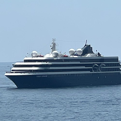 Un gigante nelle acque della Costiera Amalfitana: ecco "World Navigator", nave lunga 126 metri [FOTO]