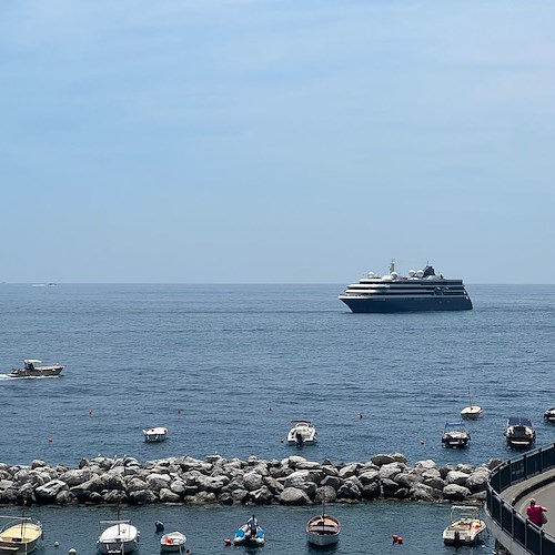 Un gigante nelle acque della Costiera Amalfitana: ecco "World Navigator", nave lunga 126 metri [FOTO]
