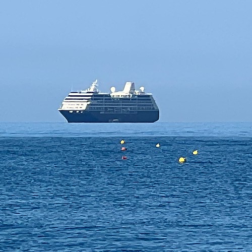 Una "nave volante" in Costiera Amalfitana: l'illusione ottica nota come Fata Morgana