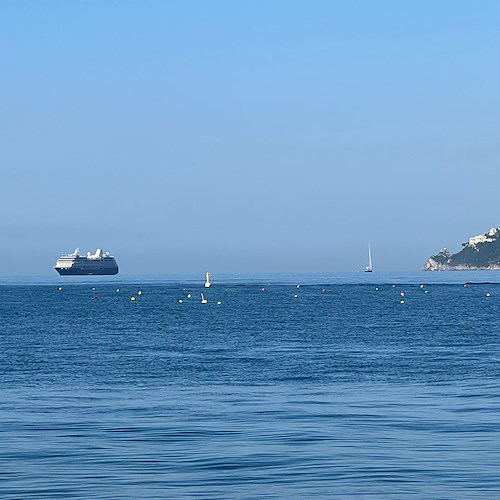 Una "nave volante" in Costiera Amalfitana: l'illusione ottica nota come Fata Morgana