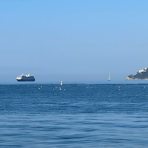 Una "nave volante" in Costiera Amalfitana: l'illusione ottica nota come Fata Morgana
