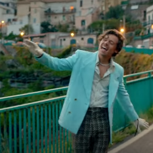 È uscito “Golden”, il videoclip di Harry Styles girato in Costa d’Amalfi: riprese tra Maiori e Pontone /GUARDA