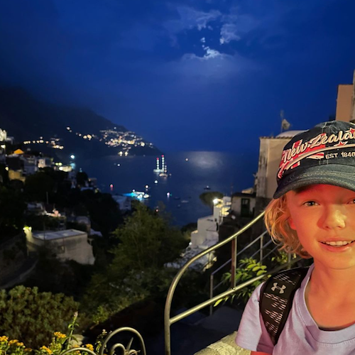 Vacanza a Positano per Christian Convery, il giovane attore protagonista della serie Netflix "Sweet Tooth"