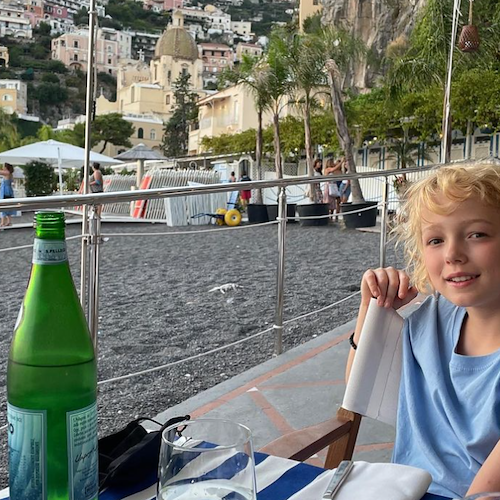 Vacanza a Positano per Christian Convery, il giovane attore protagonista della serie Netflix "Sweet Tooth"