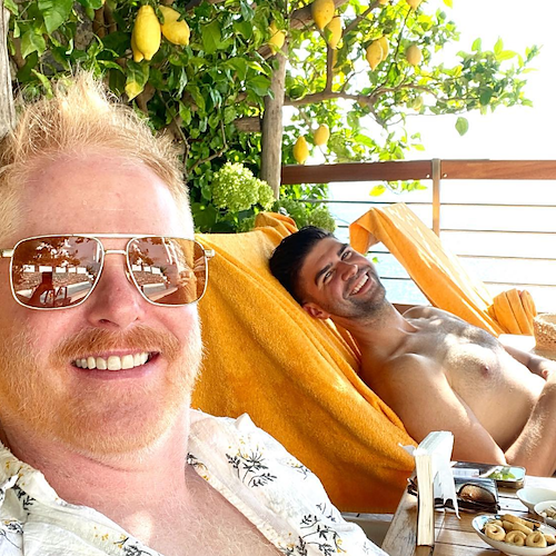 Vacanza romantica in Costa d'Amalfi per Jesse Tyler Ferguson, l'interprete di "Modern Family" a Positano 