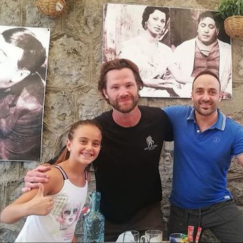 Vacanze in Costiera Amalfitana per Jared Padalecki e la moglie Genevieve