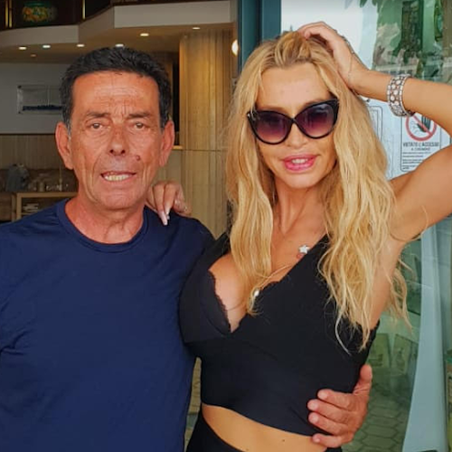 Valeria Marini sempre più innamorata della Costa d'Amalfi, la showgirl si rilassa a Vietri sul Mare