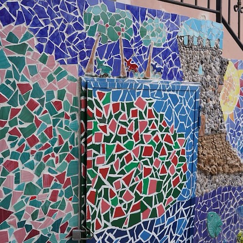 Vietri sul Mare, tre giovani volontari adornano il borgo di Marina con un mosaico <br />&copy; Daniele Benincasa