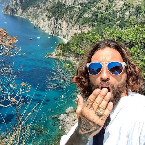 Vittorio Brumotti fa tappa a Positano ammirando gli incredibili scorci dell'Amalfitana /VIDEO