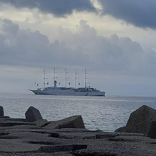 "Wind Surf" torna in Costiera Amalfitana, il gigantesco veliero di 15mila tonnellate nelle acque di Amalfi 