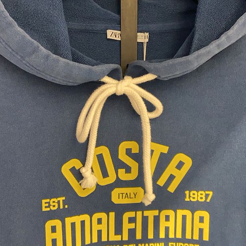 Zara stampa la Costiera Amalfitana su una felpa, una "destagionalizzazione" curiosa