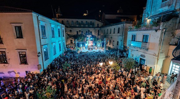 Ad Amalfi la vigilia di Ferragosto si accende con Frankie & Canthina Band e dj set fino a notte fonda