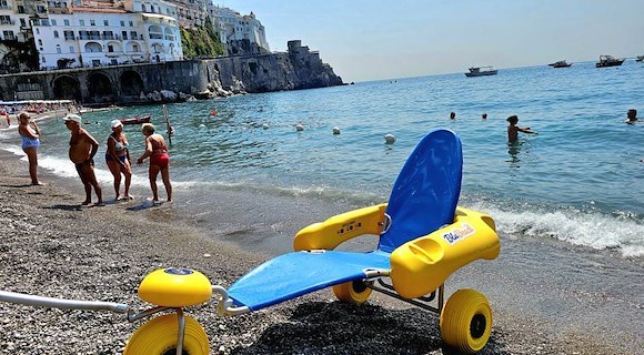 Amalfi, al via “Mare per tutti”: spiaggia attrezzata gratuita per persone con disabilità attiva fino a ottobre 2025