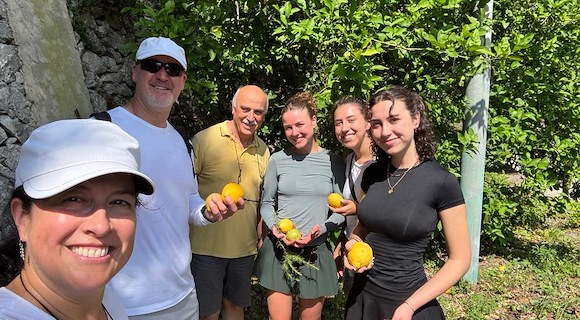 Atrani, insalata di limone conquista turisti canadesi al Santuario di Santa Maria del Bando