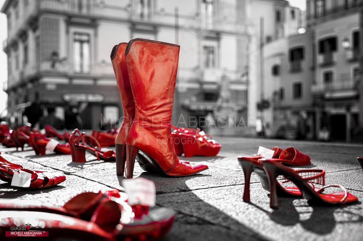 Scarpe rosse femminicidio clearance foto