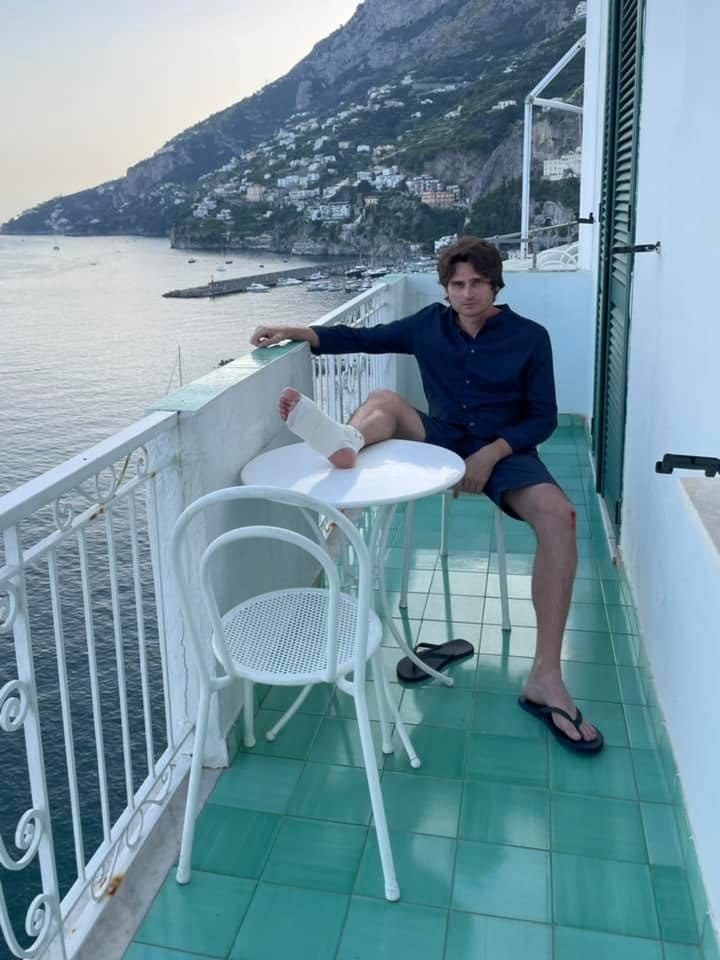 Amalfi News Angelo Duro si rilassa (e cade) in Costiera Amalfitana